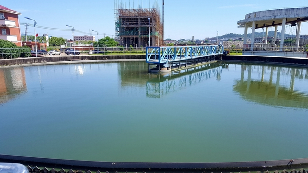 污水處理設備-二沉池（青島樂中環?？萍加邢薰荆? /><br />
</span> 
</p>
<p class=